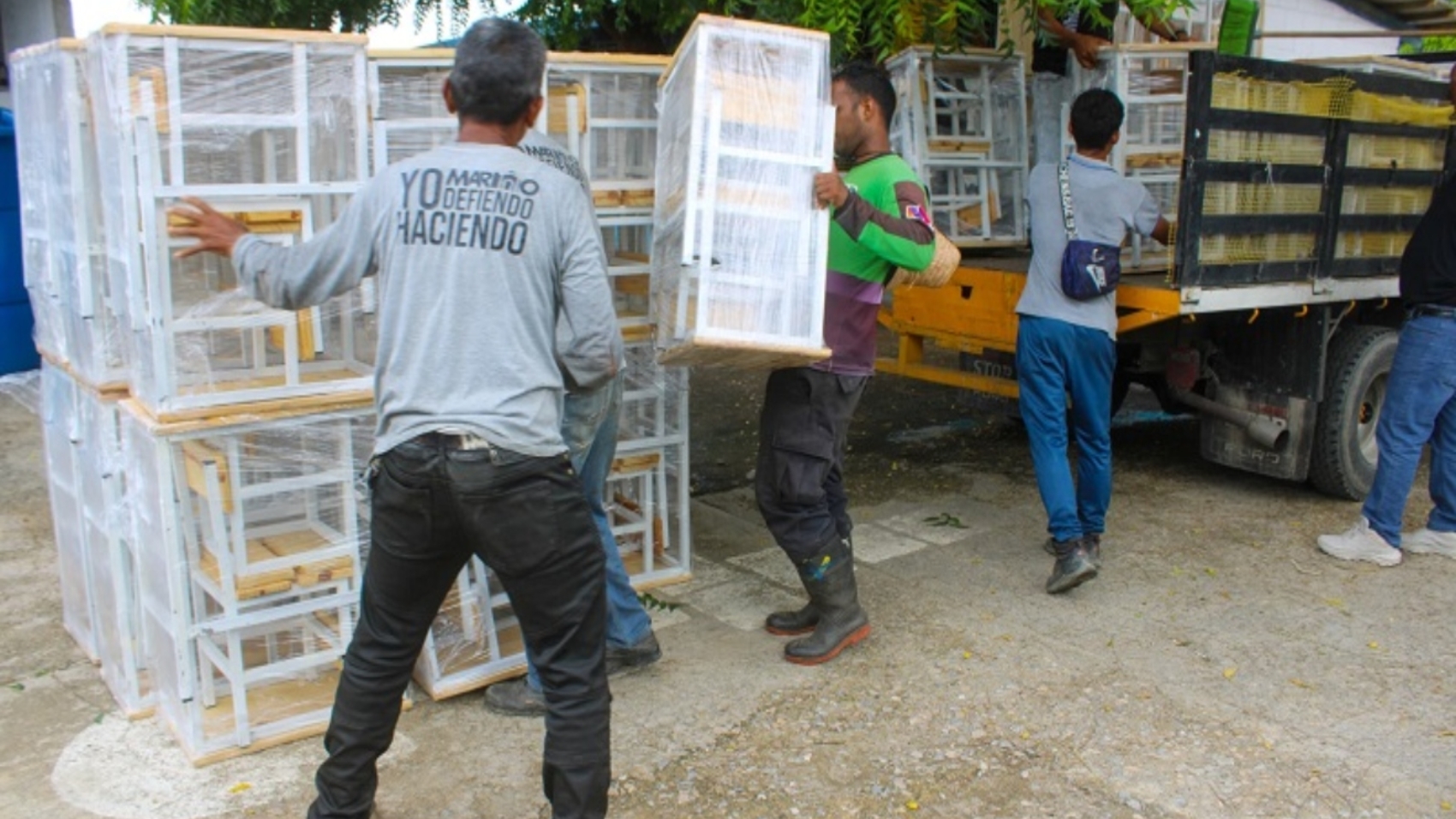 ENTREGA-DE-MESAS-SILLAS-A-ESCUELAS-DE-MARINO-4