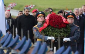 Presidente Maduro entrega ofrenda floral en honor a las víctimas de la Guerra Patria