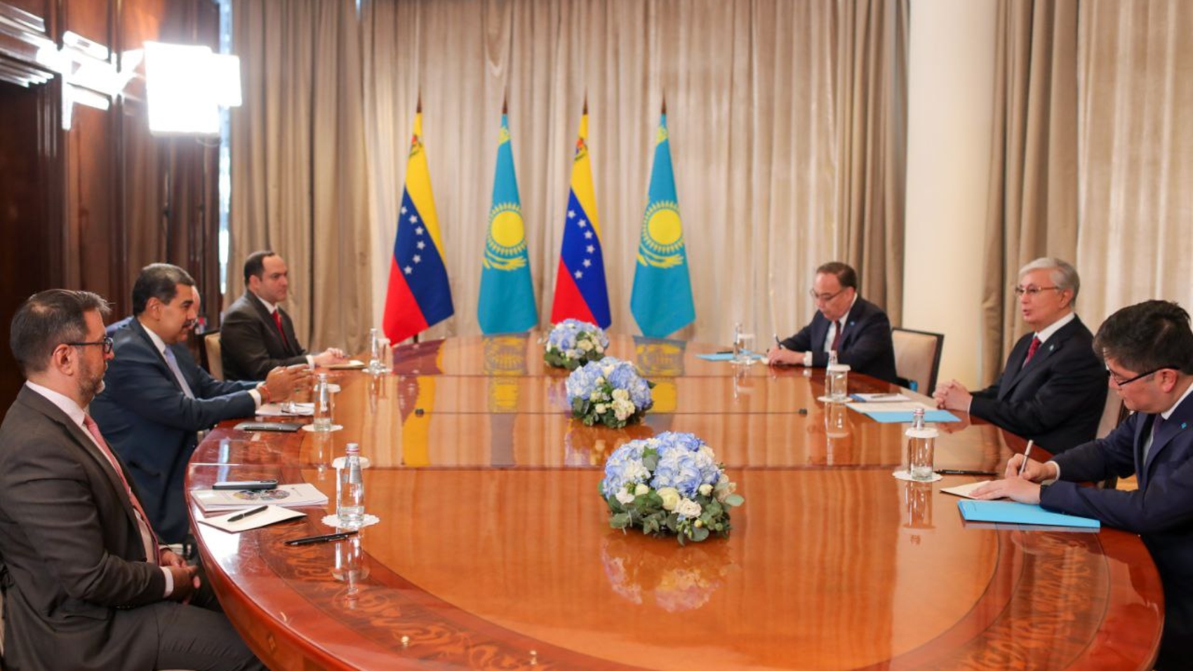 Nicolas-Maduro-y-Kassym-Jomart-Tokayev-presidente-de-la-Republica-de-Kazajistan-2