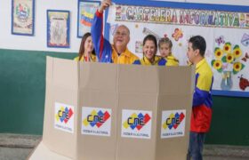 Ministro Cabello destaca que electores en todo el país votan «en absoluta calma»