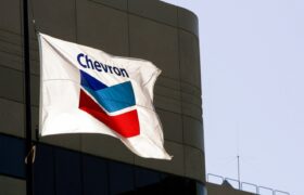 Presidente de Chevron alerta sobre riesgos para EEUU si la compañía abandona Venezuela