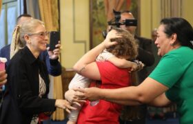 Maikelys Espinoza es recibida por los brazos de su madre y abuela en el Palacio de Miraflores