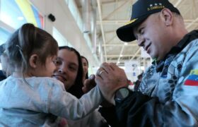 Joven migrante denuncia que fue maltratada junto a su hija por funcionarios de EE.UU.