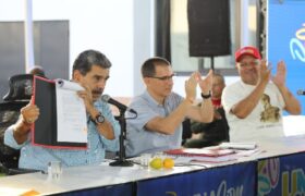 Presidente Maduro firma decreto de creación de la Universidad de las Comunas