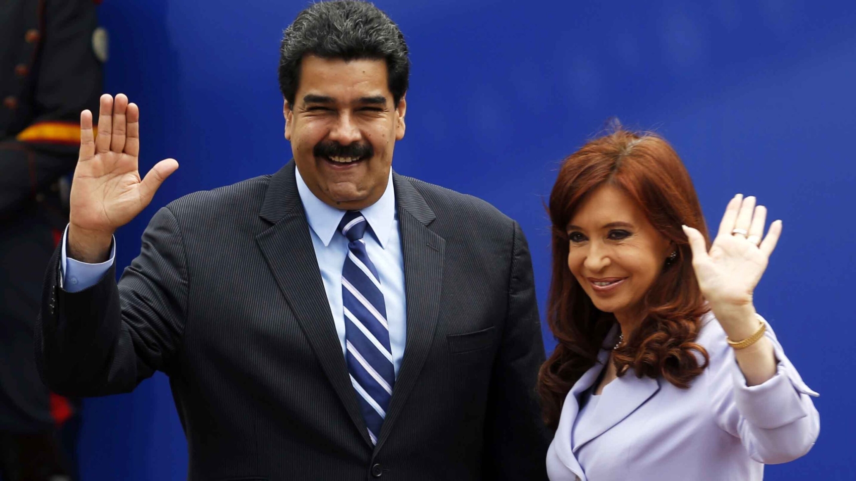 Venezuela's President Nicolas Maduro (L) and his Argentine counterpart Cristina Fernandez de Kirchner wave during the Southern Common Market (MERCOSUR) trade bloc annual presidential 47th summit in Parana, north of Buenos Aires December 17, 2014. REUTERS/Enrique Marcarian (ARGENTINA - Tags: POLITICS)