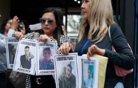 Familiares de venezolanos en el CECOT claman por respuestas en El Salvador