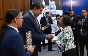 Presidente Maduro lidera entrega del Premio Nacional de Periodismo Simón Bolívar 2025