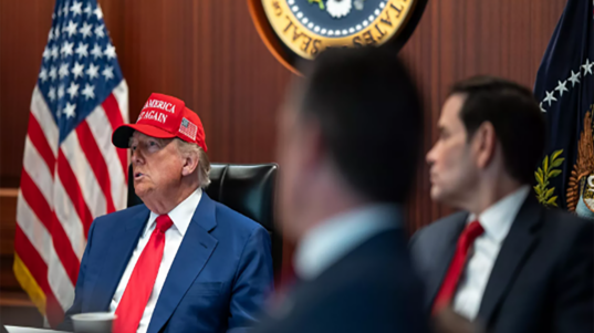 Legisladores demócratas y hasta republicanos critican a Trump por el bombardeo a Irán