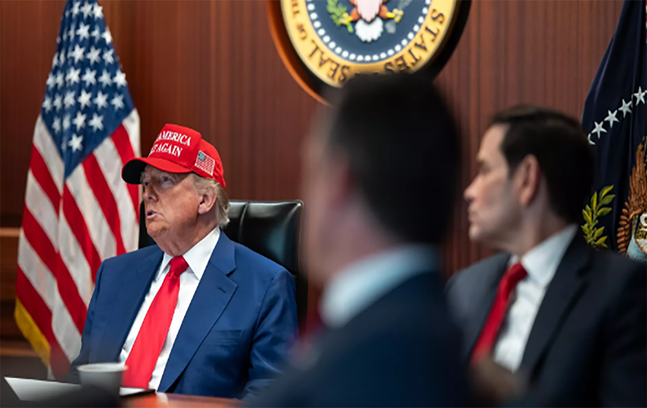 Legisladores demócratas y hasta republicanos critican a Trump por el bombardeo a Irán