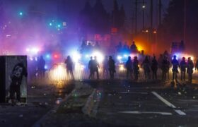 Alcaldesa decreta toque de queda en Los Ángeles tras protestas