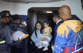 Un vuelo proveniente de EEUU arribó con 206 connacionales