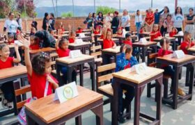 Planteles de Miranda y Caracas fueron dotados con mesas y sillas contruidas con plástico reciclado