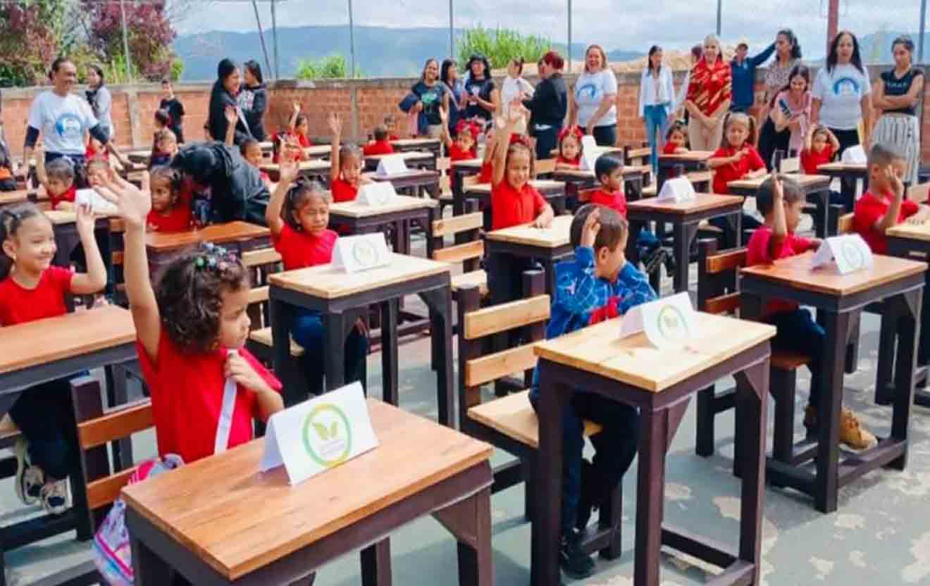 Planteles de Miranda y Caracas fueron dotados con mesas y sillas contruidas con plástico reciclado