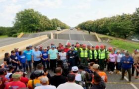 Maquinarias trabajan para restablecer paso en autopista Páez en Portuguesa