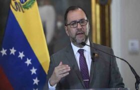 Yván Gil: A los venezolanos que están en EEUU, los invito a regresar a su país