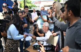 Niegan derecho a visita de venezolanos recluidos en Cecot