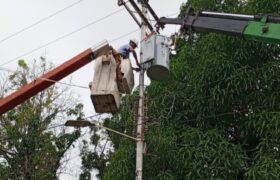 CORPOELEC refuerza el servicio eléctrico a familias sucrenses con la instalación de transformadores