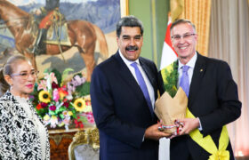 Gobierno Bolivariano condecora a embajador del Líbano