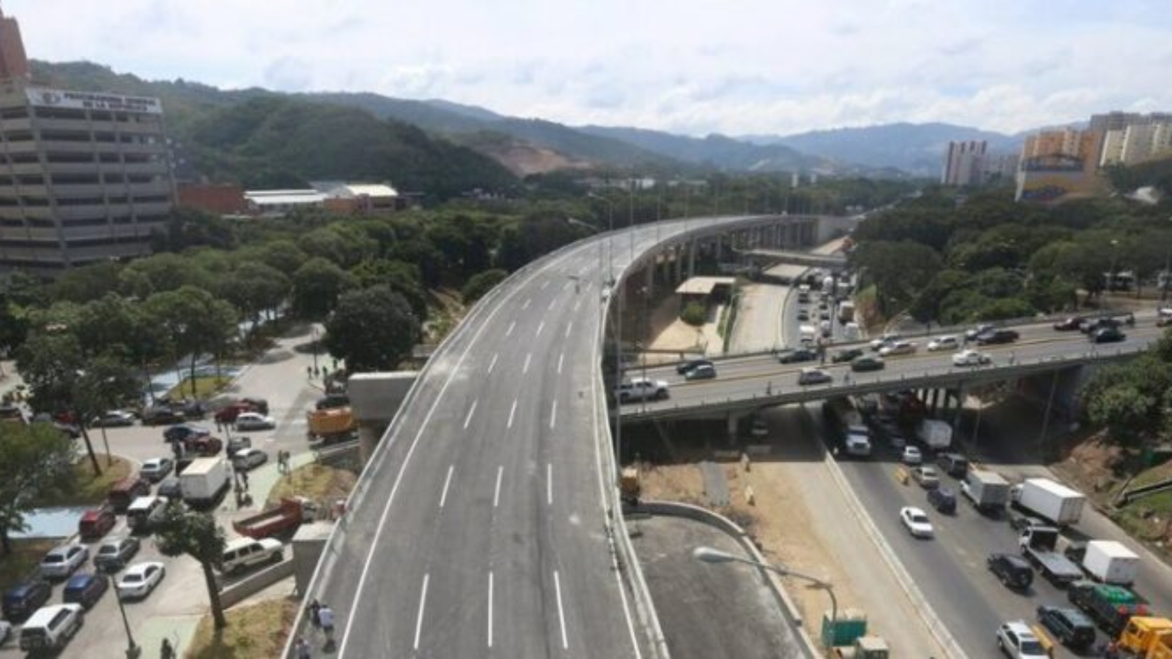 Autopista_valle_Coche_Caracas_Venezuela_4-750x375