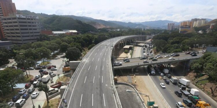 Autopista_valle_Coche_Caracas_Venezuela_4-750x375