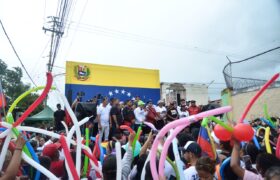 Hugo Martínez recibió respaldo popular durante cierre de campaña en Guatire
