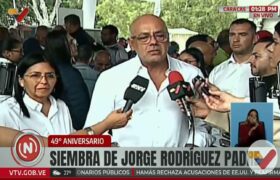 Presidente del Parlamento honra legado de su padre en el 49 aniversario de su siembra