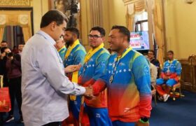 Presidente Maduro condecora al equipo campeón de la Copa Mundial de Sóftbol Masculino 2025