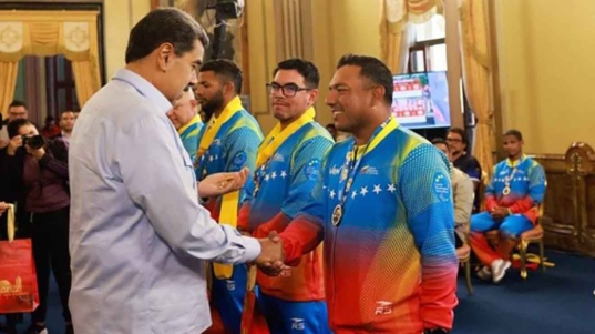 Presidente Maduro condecora selección de Softball venezolana