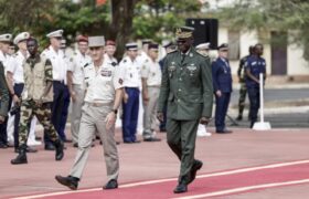 Tras 65 años de presencia militar, Francia retira oficialmente sus tropas de Senegal