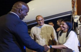 Vicepresidenta Rodríguez llega a Surinam para la toma de posesión de presidenta Simons