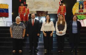 Canciller Gil rinde homenaje a Bolívar en el Panteón Nacional