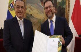 Embajador de Indonesia entrega Copias de Estilo al canciller Yván Gil