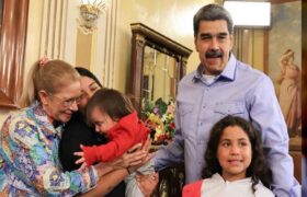 Presidente Maduro recibió en Miraflores a 7 niños venezolanos rescatados de EE.UU.