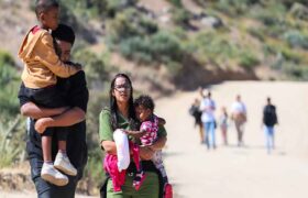 Analista alerta que EE.UU. busca criminalizar a más de 30 millones de migrantes
