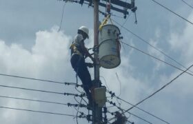 Corpoelec mejora servicio eléctrico en Nueva Esparta con instalación de transformadores
