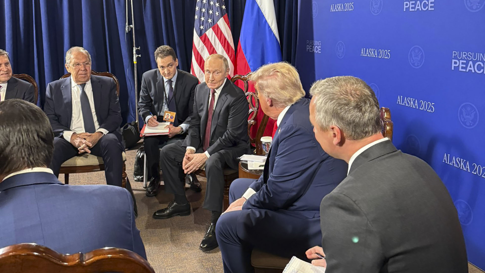 Anchorage (EE.UU.), 15/08/2025.- El presidente estadounidense, Donald Trump, y su homólogo, Vladímir Putin, comenzaron su reunión a puerta cerrada bajo el lema "Persiguiendo la Paz", acompañados de sus respectivas delegaciones de alto nivel y no en privado, como la Casa Blanca sugirió días antes. EFE/Margo Martin en su cuenta de X -SOLO USO EDITORIAL/SOLO DISPONIBLE PARA ILUSTRAR LA NOTICIA QUE ACOMPAÑA (CRÉDITO OBLIGATORIO)-