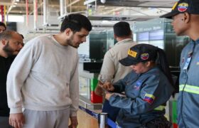 Llega vuelo 58 con otros 110 migrantes venezolanos desde EE.UU.