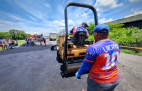 Más de 40 toneladas de asfalto son colocadas en la Autopista Regional del Centro