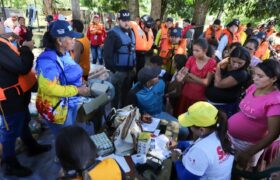 Población de Sotillo es atendida tras anegaciones por crecida del río Orinoco