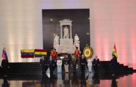 Venezuela conmemoró el Bicentenario de Bolivia con ofrenda floral en el Panteón Nacional