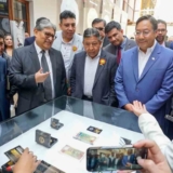 Presidente Arce presenta billete, moneda y libro oficial del Bicentenario