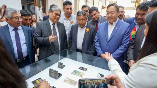 Presidente Arce presenta billete, moneda y libro oficial del Bicentenario