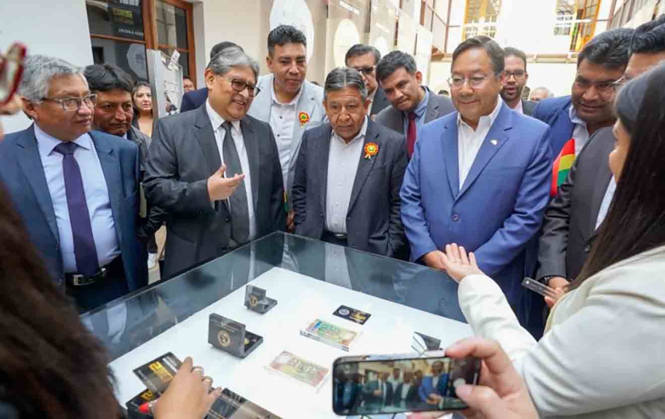 Presidente Arce presenta billete, moneda y libro oficial del Bicentenario