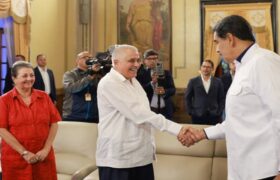 Delegación de Cuba es recibida en Miraflores para iniciar con el centenario de Fidel