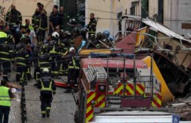 Mueren al menos 15 personas al descarrilar un funicular en Lisboa