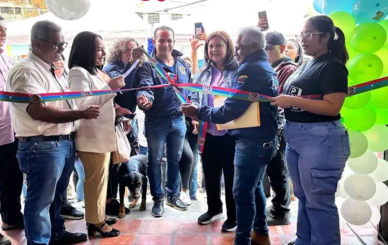Carmen Melendez inauguración de sede comunal en Gramoven