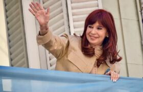 Cristina Fernández seguirá hospitalizada por complicación posoperatoria
