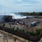 Funcionarios del SNGR controlaron fuerte incendio que arrasó con fábrica de fuegos artificiales