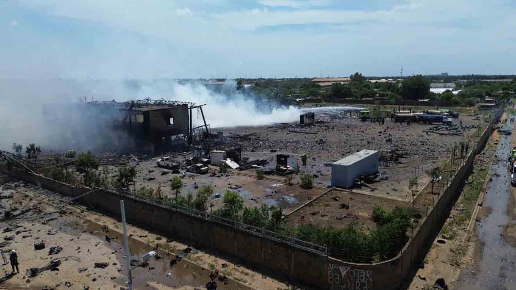 Funcionarios del SNGR controlaron fuerte incendio que arrasó con fábrica de fuegos artificiales