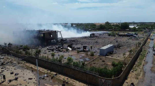 Funcionarios del SNGR controlaron fuerte incendio que arrasó con fábrica de fuegos artificiales